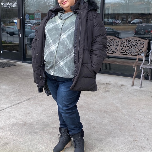 Meet your Posher, Ruby - Picture 3 of 5